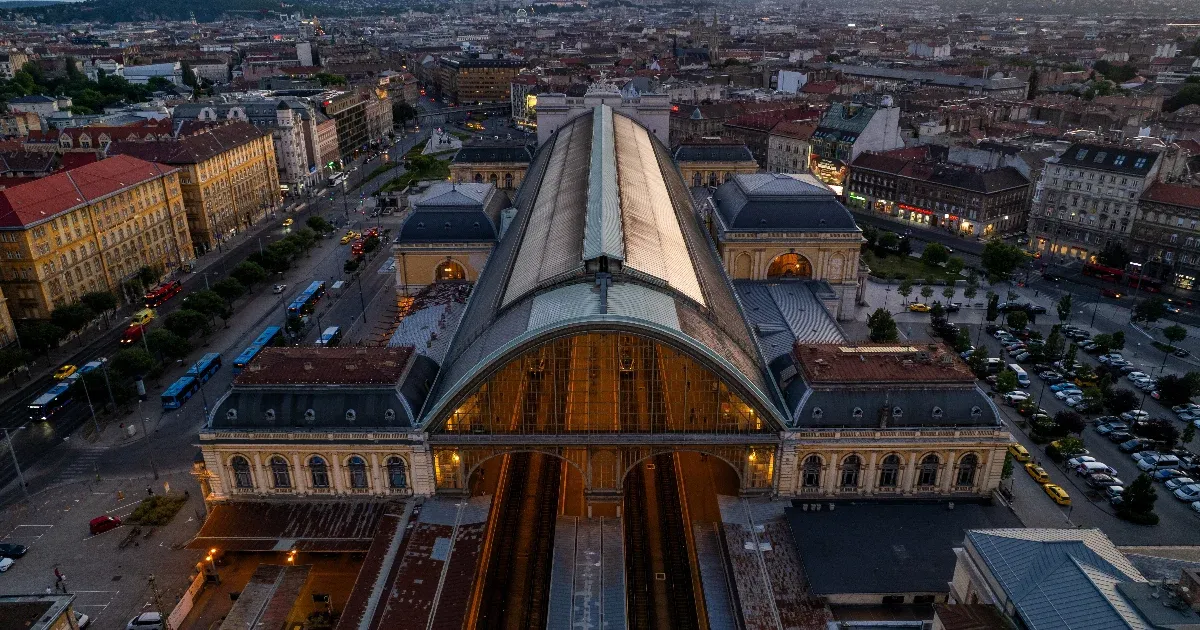 Füstölni kezdett egy mozdony a Keleti Pályaudvaron, több vágányon korlátozták a forgalmat