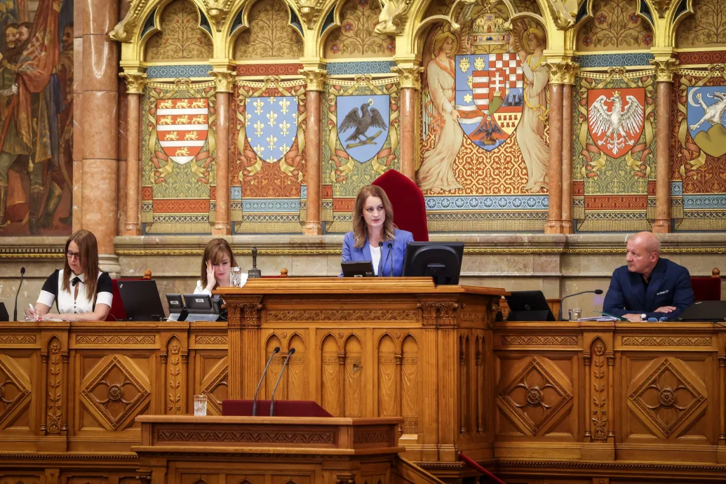 A helyes képviselői viselkedésről beszélgettek parlamenti házbizottságban, Forsthoffer dönt a büntetésekről