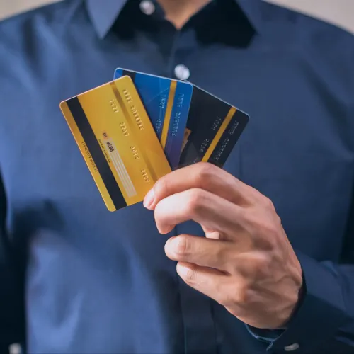 Több bankkártya a tárcában: felesleges luxus vagy profi pénzügyi stratégia?