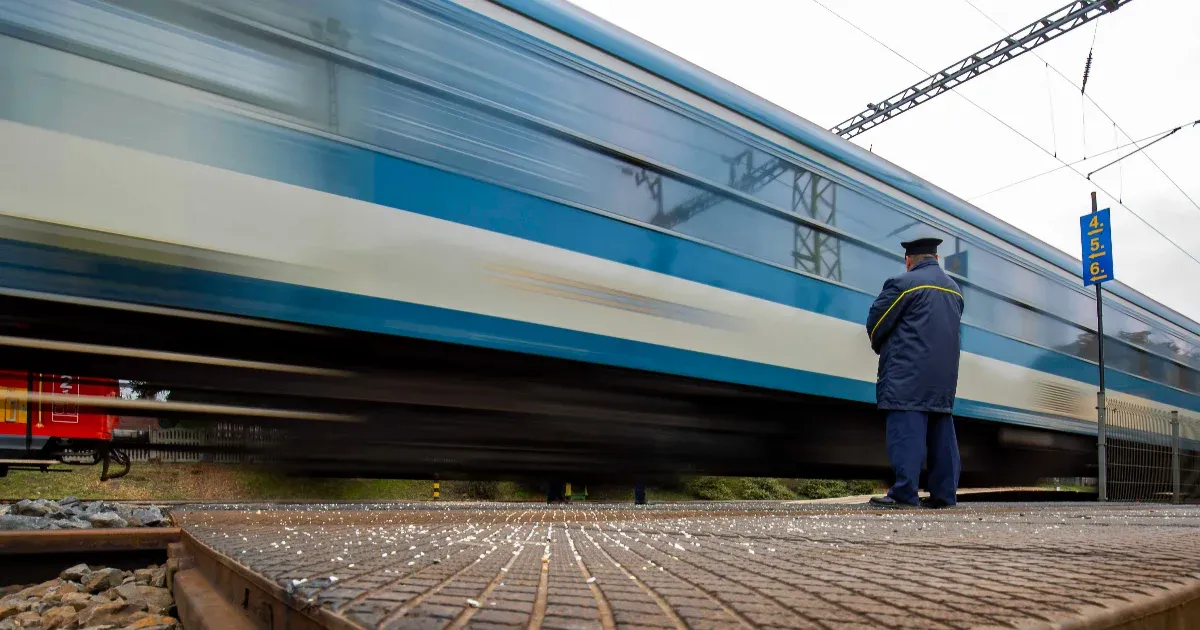 Kiugrott a mozgó vonat ablakán, így akarta megúszni a jegyellenőrzést egy külföldi fiatal