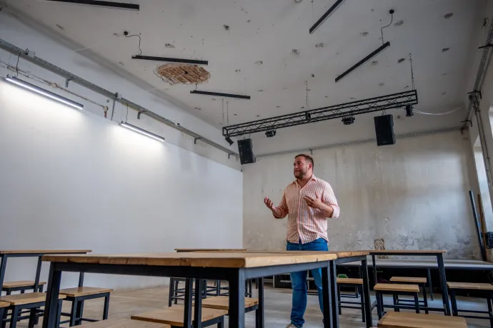 Rés Konrád-Gergely bemutatja az irodákat és a közösségi teret – Fotó: Tamás Zsófia / Transtelex
