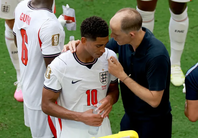 Thomas Tuchel magyaráz Jude Bellinghamnek a norvégok elleni negyeddöntő egyik ivószünetében – Fotó: Elsa / 2026 Getty Images / AFP