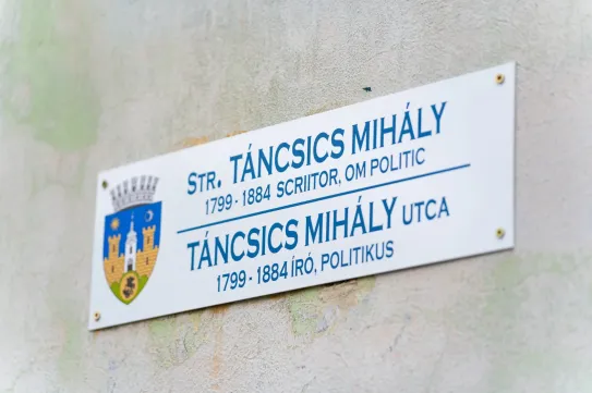 Le kell cserélni a sepsiszentgyörgyi magyar utcanévtáblákat