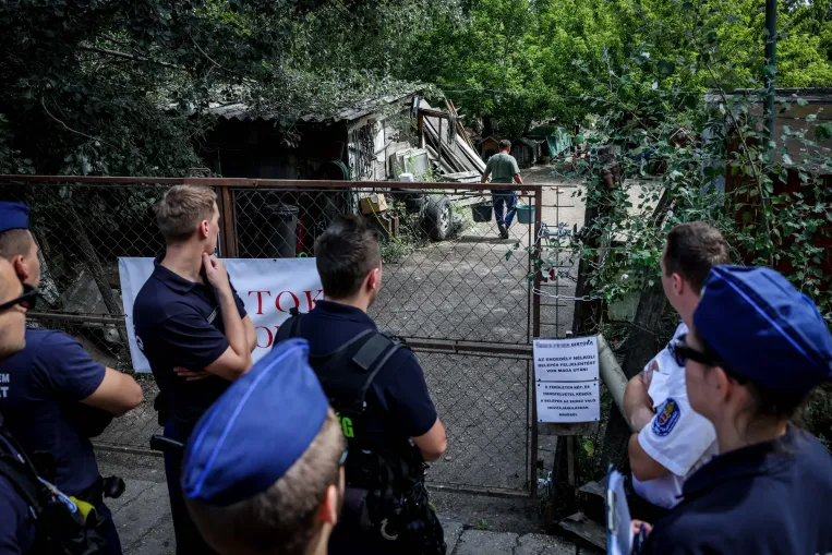 Húsz év után sikerült kilakoltatni az illegális gazdálkodót, aki 16 hektárnyi természetvédelmi területet bitorolt el, majd lekaszálta a ritka szöcskék élőhelyét