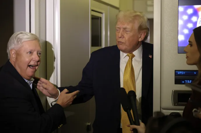 Lindsey Graham és Donald Trump nyilatkoznak a sajtónak az Air Force One fedélzetén 2026. január 4-én – Fotó: Joe Raedle / Getty Images