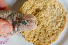 Miért nyomjuk még mindig értelmetlen tömlőkből a májkrémet és a sajtkrémet?