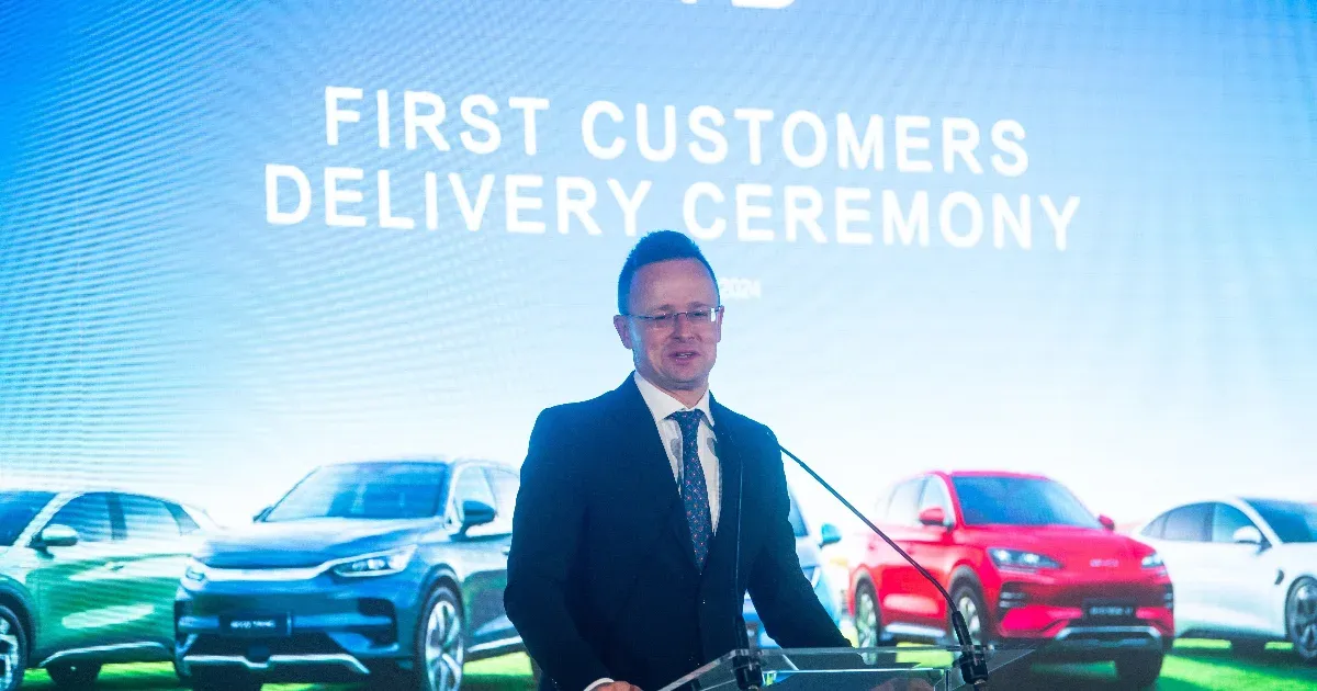 Szijjártó Péter lemond a parlamenti mandátumáról, a BYD-hoz megy