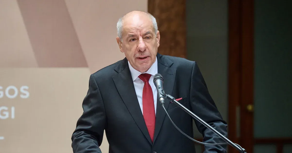 Sulyok Tamás elmozdítása: Az Alaptörvény 17. módosítása a Parlamentben Sulyok Tamás elmozdítása: Az Alaptörvény 17. módosítása a Parlamentben