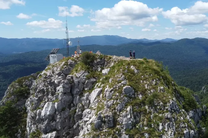 A Klek csúcsa és a helikopter-leszálló – Fotó: Tenczer Gábor / Telex