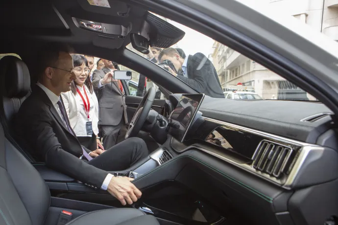 Szijjártó Péter külgazdasági és külügyminiszter a BYD kínai autóipari vállalat elektromos autójában a kínai autóipari vállalat budapesti beszállítói fóruma előtt 2024. október 15-én – Fotó: Kocsis Zoltán / MTI