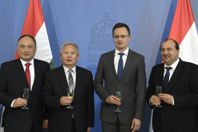 Isbrand Ho, a BYD Europe ügyvezető igazgatója, Csielung Tuan, Kína budapesti nagykövete, Szijjártó Péter külgazdasági és külügyminiszter és Molnár Attila, Komárom polgármestere 2016. október 10-én Budapesten, a minisztériumban tartott sajtótájékoztatón, amelyen bejelentették, hogy a kínai BYD 6,2 milliárd forintos beruházással hozza létre első európai elektromos buszgyárát Komáromban, amelyhez a kormány 925 millió forint támogatást ad – Fotó: Koszticsák Szilárd / MTI