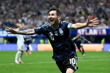 Argentína kiharcolta a vb-döntőbe jutást, Messi két gólpasszával az utolsó percekben fordítottak az angolok ellen