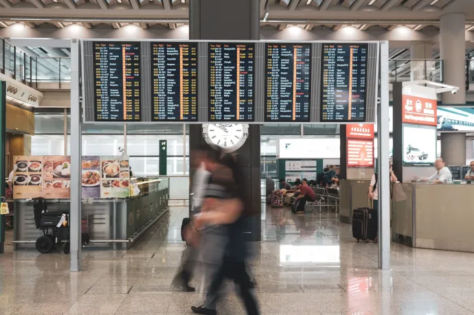 Káosz a közel-keleti reptereken: több mint 1400 járat késett vagy maradt el