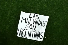 A Falkland-szigeteket Argentínának tulajdonító molinóval ünnepelték az argentinok Anglia legyőzését