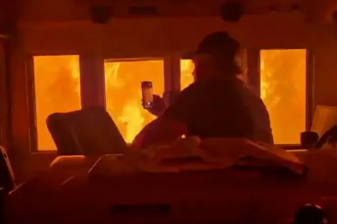 „Ez akár utol is érhet minket itt, kezd egy kicsit ijesztő lenni” – drámai videón, ahogy erdőtűz kerít be egy vonatot Kanadában