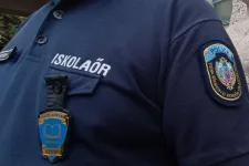 Tarkójánál fogva a földre lökött egy kilencéves gyereket egy iskolaőr Poroszlón