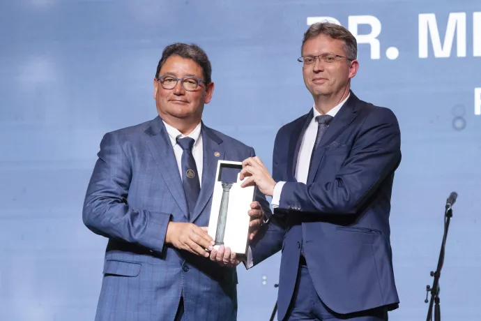Hankó Balázs átadja a miniszteri különdíjat Merkely Bélának, a Semmelweis Egyetem rektorának az Év Egyeteme 2026 gála díjátadó ünnepségén a Gödöllői Királyi Kastély Lovardájában 2026. március 30-án – Fotó: Lakatos Péter / MTI