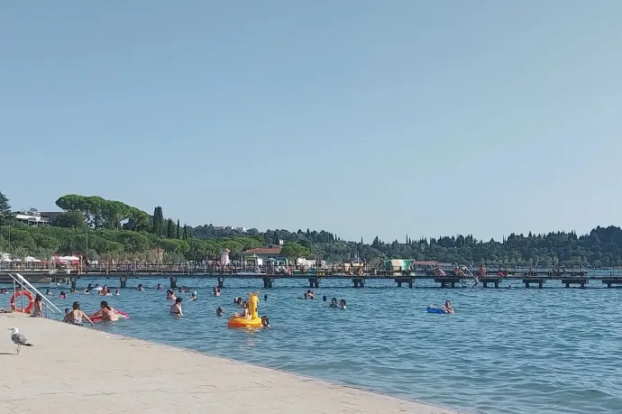 Üzemanyag ömlött a vízbe, lezárták a szlovén tengerpart egyik legnépszerűbb strandját
