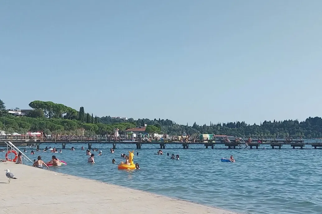 Olaj ömlött a vízbe, lezárták a szlovén tengerpart egyik legnépszerűbb strandját