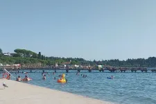 Üzemanyag ömlött a vízbe, lezárták a szlovén tengerpart egyik legnépszerűbb strandját