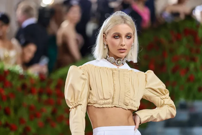 Emma Chamberlain a Patiala nyakláncban 2022-ben és Diljit Dosanjh anélkül 2026-ban – Fotó: Jamie Mccarthy / Getty Images és Taylor Hill / Getty Images