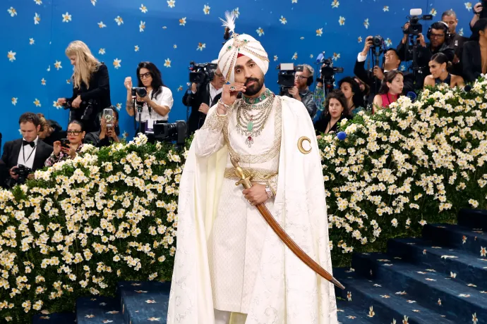 Emma Chamberlain a Patiala nyakláncban 2022-ben és Diljit Dosanjh anélkül 2026-ban – Fotó: Jamie Mccarthy / Getty Images és Taylor Hill / Getty Images
