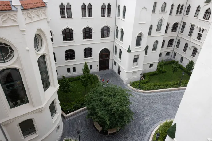 Az előző kormányzatban a kabinetben dolgoztak, most dobozok között nézik egymást napi nyolc órában
