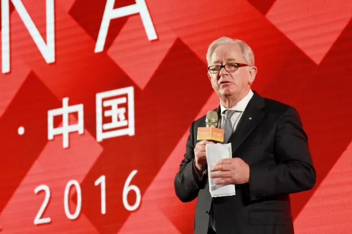 Andrew Robb, akkori ausztrál kereskedelmi és befektetési miniszter beszél az Australia Week in China (AWIC) eseményen az Alibaba Group központjában, Hangcsouban 2016. április 13-án – Fotó: Stringer / Imaginechina / AFP