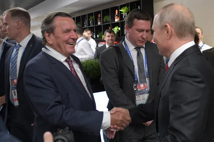 Gerhard Schröder volt német kancellár kezet fog Vlagyimir Putyin orosz elnökkel Moszkvában a 2018-as futball-világbajnokság során – Fotó: Alexey Druzhinin / Sputnik / AFP
