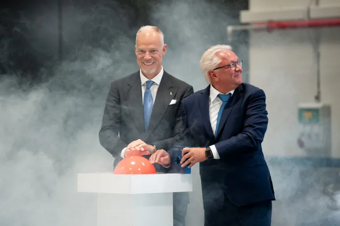 Szalay-Bobrovniczky Kristóf honvédelmi miniszter és Armin Papperger, a Rheimetall vezérigazgatója a Rheinmetall lőszergyárának avatásán 2024. július 29-én – Fotó: Bődey János / Telex