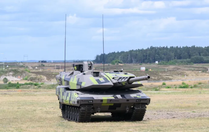 A Rheinmetall fegyvergyártó konszern Panther KF51 harckocsija a Rheinmetall unterlüssi gyárában tartott látogatás során 2022 júliusában – Fotó: Julian Stratenschulte / picture alliance / Getty Images