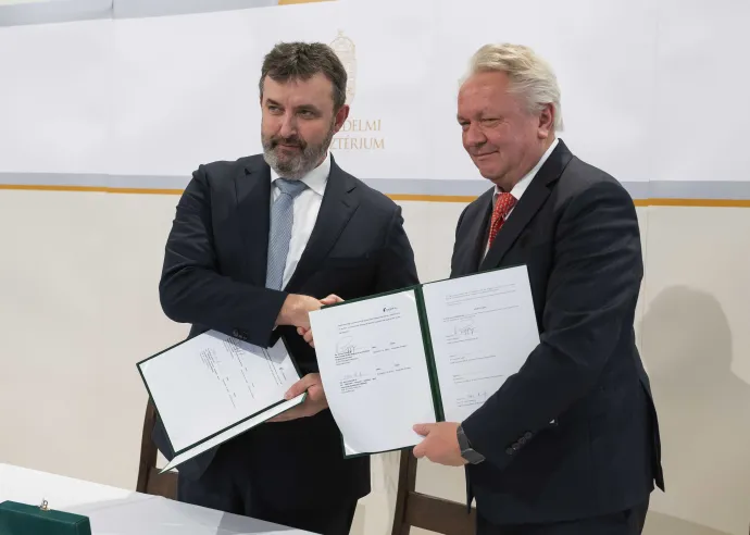 Palkovics László, az N7 Nemzeti Védelmi Ipari Innovációs Holding Zrt. vezérigazgatója és Armin Papperger, a harcjárműveket gyártó Rheinmetall AG elnöke kezet fog, miután aláírta egy másik, a robbanószer gyártástechnológiájának tervezését és megvalósítását magában foglaló fővállalkozói technológiai szerződést a várpalotai lőszergyár alapkőletétele alkalmából rendezett ünnepségen 2022. december 15-én – Fotó: Bodnár Boglárka / MTI