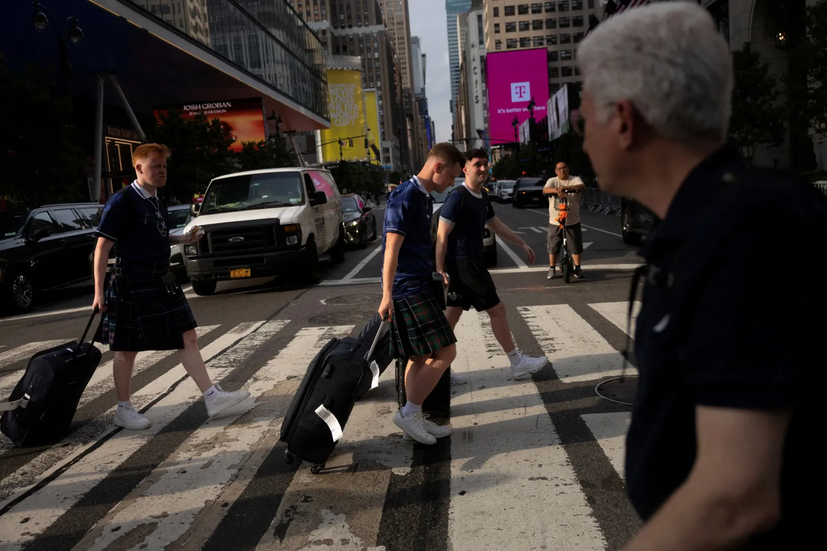 Skót szurkolók tartanak a szállásuk felé New Yorkban – Fotó: Ed Ou / Reuters