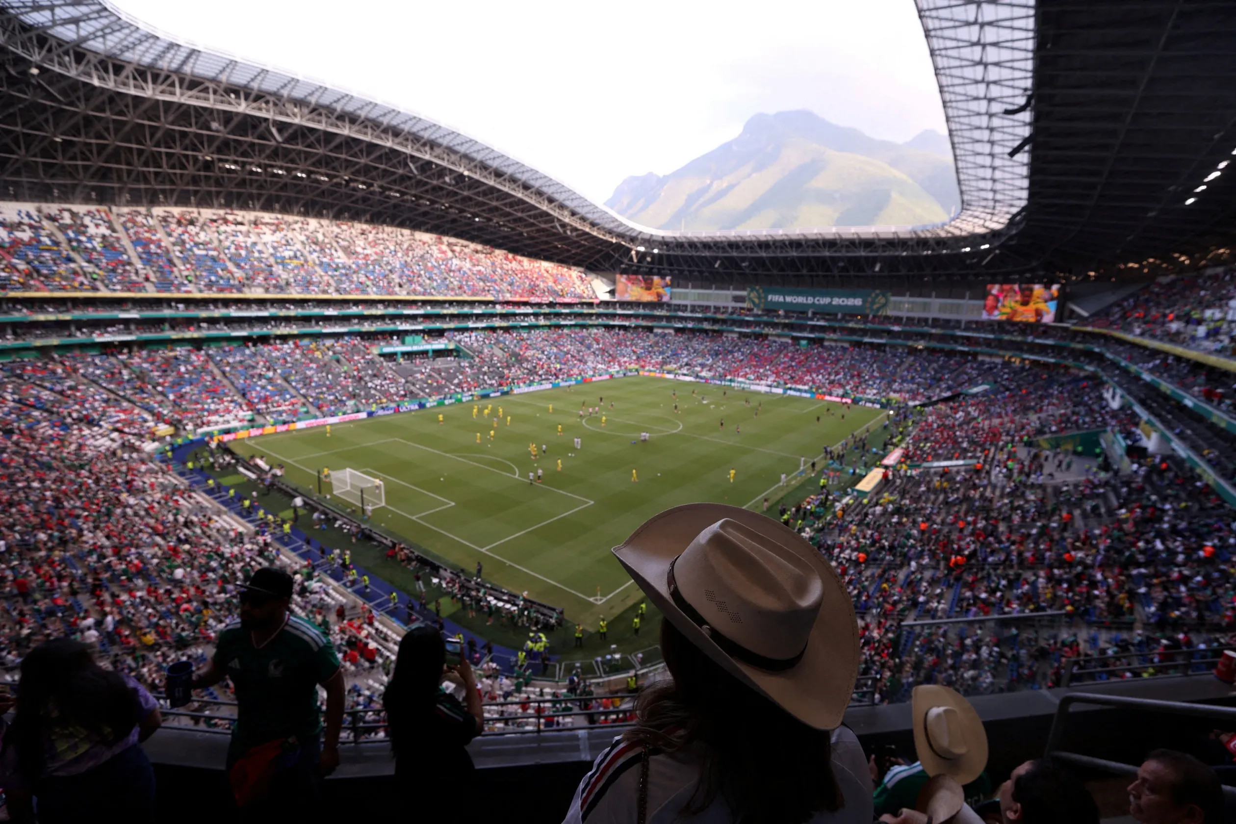 A Monterrey Stadion, háttérben a Cerro de la Sillával a Dél-Afrika és Dél-Korea közötti meccs előtt – Raquel Cunha / Reuters