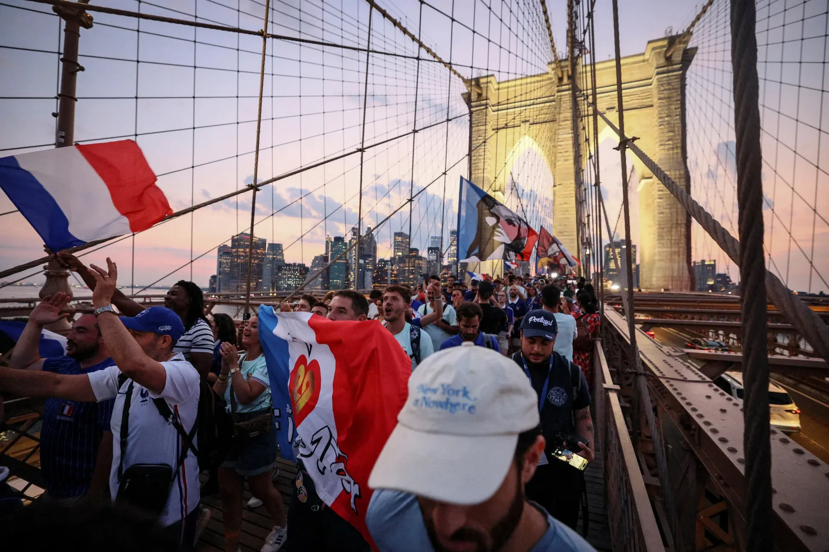 Francia szurkolók vonulnak át a Brooklyn hídon – Fotó: Caean Couto / Reuters