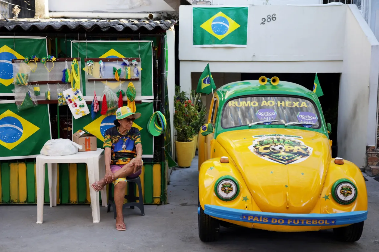 Balra: Mexikói szurkoló a kisautójában a kutyájával. Jobbra: Brazil szurkoló egy feldíszített autó mellett Manausban – Fotó: Mike Blake és Bruno Kelly / Reuters