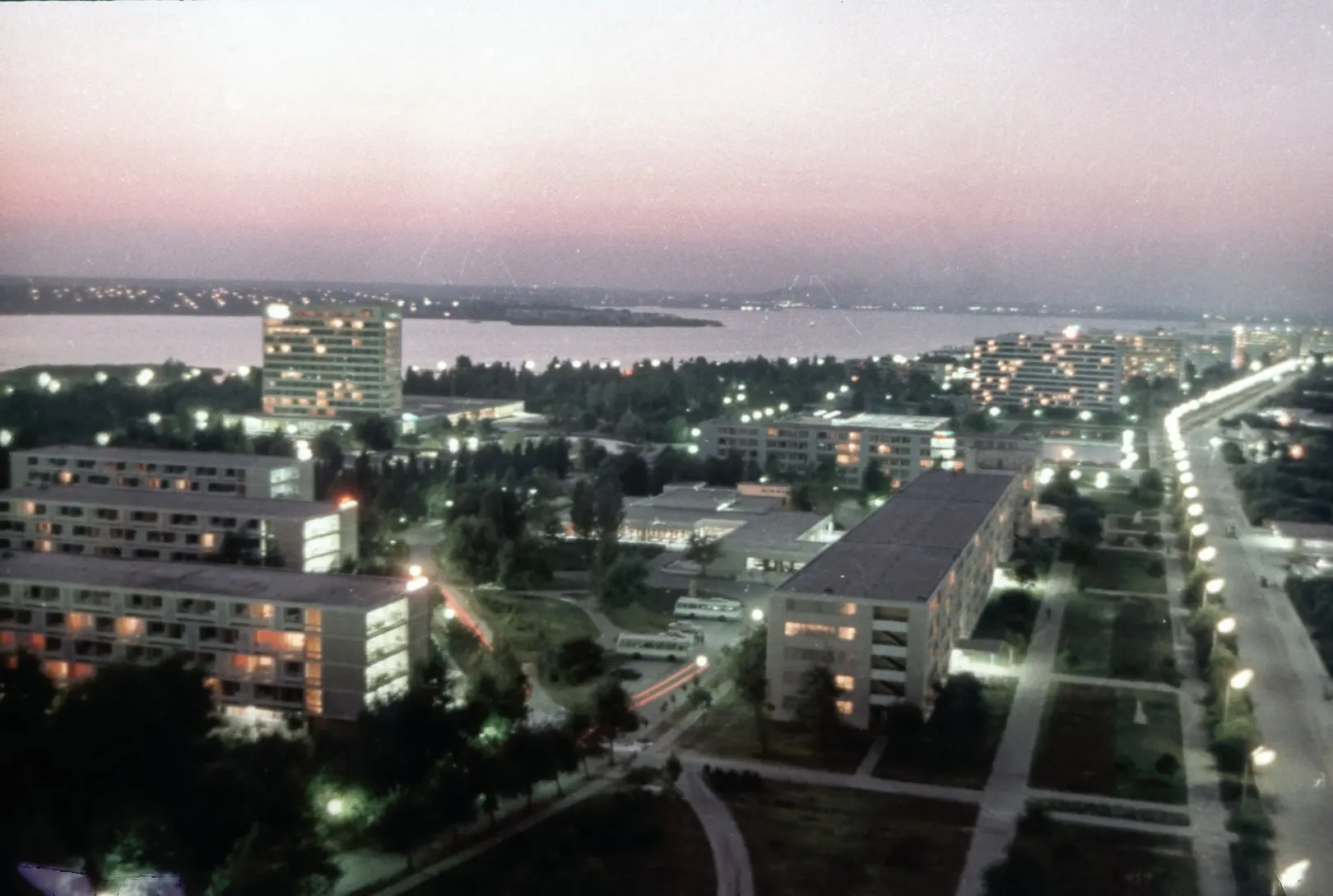 Az éjszakai Mamaia fényei – Fotó: Puskás László / Azopan Fotóarchívum
