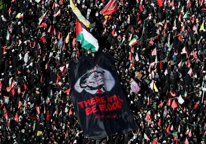 Donald Trumpot fenyegető molinó Ali Hamenei ajatollah, Irán volt legfőbb vallási és politikai vezetőjének gyászszertartásán Teheránban 2026. július 6-án – Fotó: Mohammed Salem / Reuters