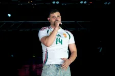 Beton.Hofi kapcsolata Erdéllyel egyszerre elemi, melankolikus és romantikus