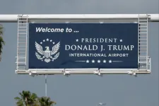 A United Airlines ingyenes járatmódosítást kínál azoknak, akik elkerülnék a Trumpról elnevezett repteret