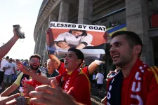 Messi szerint elképesztő, hogy a babakori közös fotó után vb-döntőben találkozik Yamallal