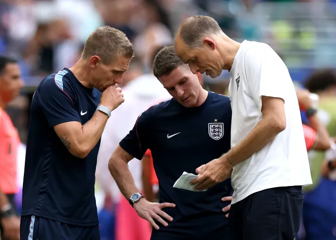 Jobbra Thomas Tuchel, az angol válogatott szövetségi kapitánya, mellette Anthony Barry segédedző és Nicolas Mayer erőnléti edző – Fotó: Eddie Keogh / The FA / Getty Images