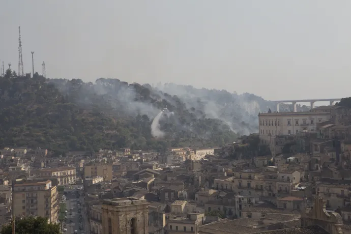 Egy tűzoltó helikopter a lángok megfékezésén dolgozik szicíliai Modicában, Olaszországban, 2026. július 18-án – Fotó: Elvis Takahashi Mantello / Middle East Images via AFP