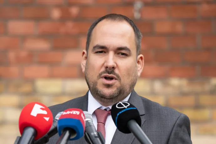 Valaki megint felmászott egy vasúti kocsi tetejére, a MÁV alkalmazottai mentették meg az áramütéstől