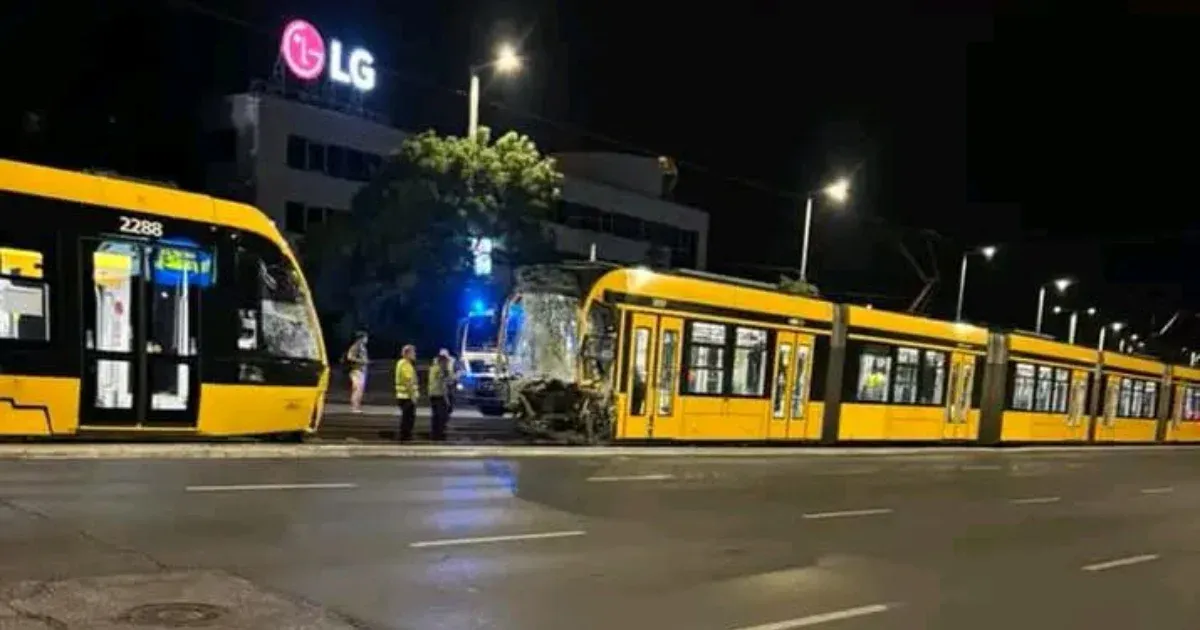 Kocsiszínbe tartó villamosok ütköztek Budapesten, az egyik jármű vezetője megsérült