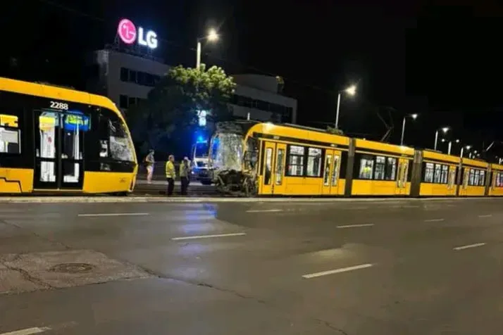 Kocsiszínbe tartó villamosok ütköztek Budapesten, az egyik jármű vezetője megsérült
