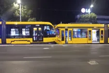 Kocsiszínbe tartó villamosok ütköztek Budapesten, az egyik jármű vezetője megsérült