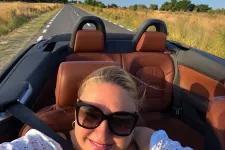 Gucci-szemüveg, kabrió és TikTok-videók: Șoșoacă Dobrudzsában haknizik