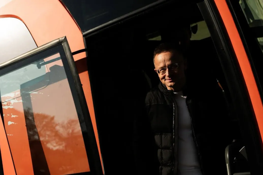 A BYD külső kapcsolataiért felelős globális vezetője (bizonyos Szijjártó Péter) felhívta Szeged polgármesterét, hogy segít, ahol tud