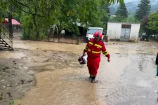 Villámárvíz csapott le Buștenire: a lezúduló sárlavina teljesen megbénította a Prahova-völgyét